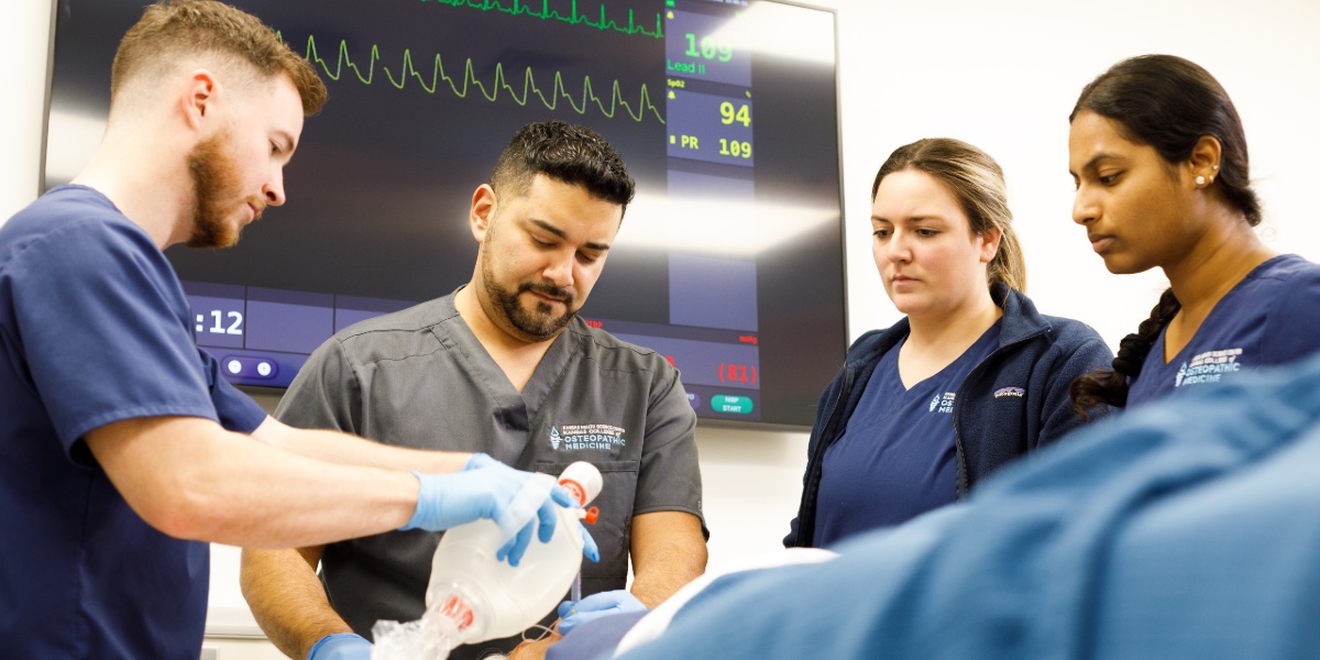 KansasCOM students do medicine in a medicine setting.